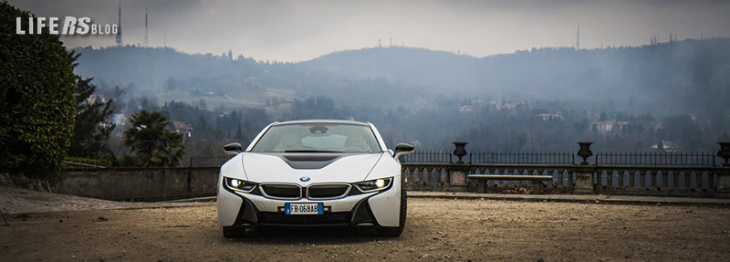 BMW i8 strada 8